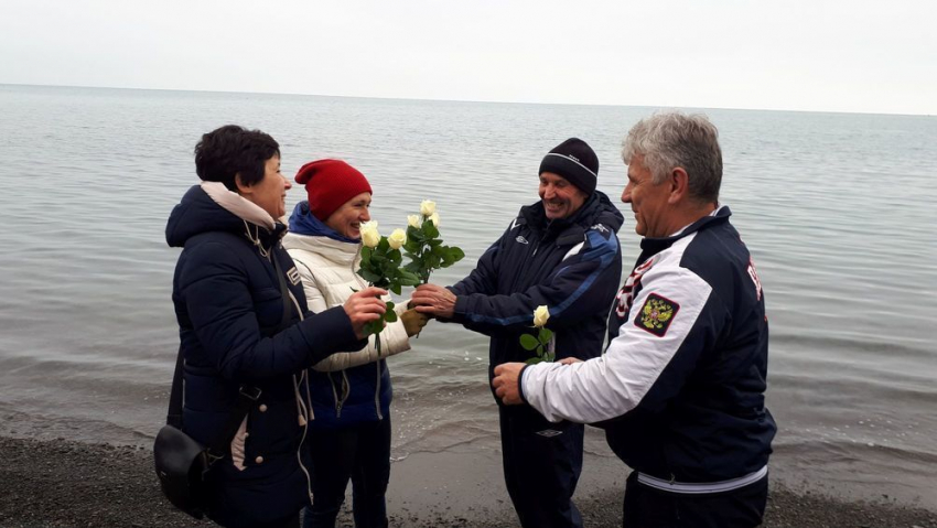 Анапские моржи дарили белые розы прохожим