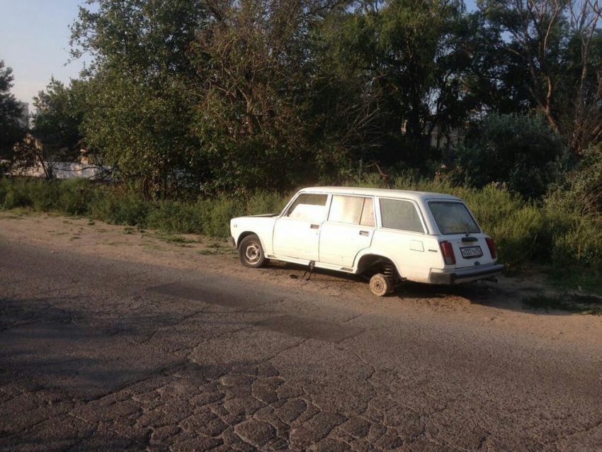 В Анапе в районе Дома Клюева брошенный автомобиль представляет опасность