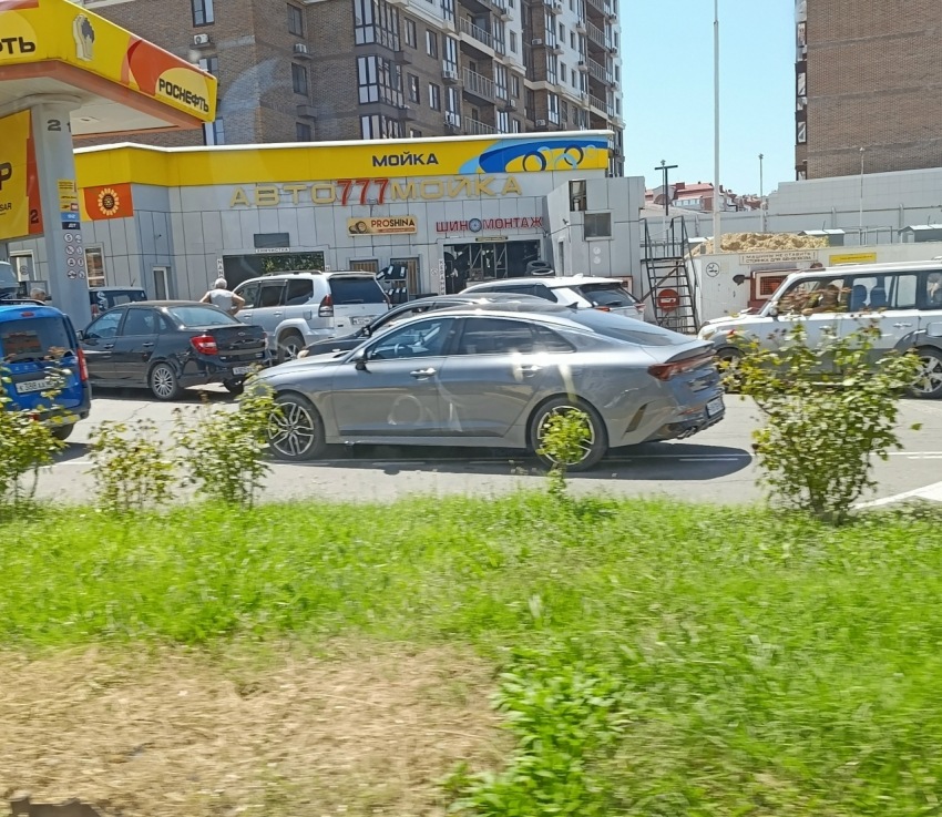 Топливо в Анапе: обеденный объезд показал — очереди уменьшились, бензин есть почти везде