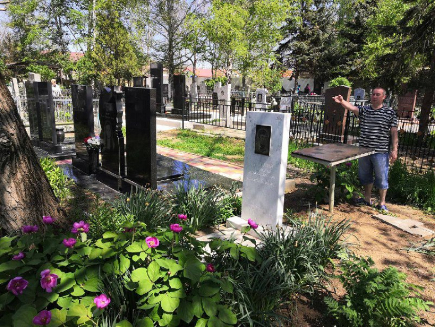 На кладбище в Анапе пьяный мужчина срезал ограду и сдал её в металлоприём