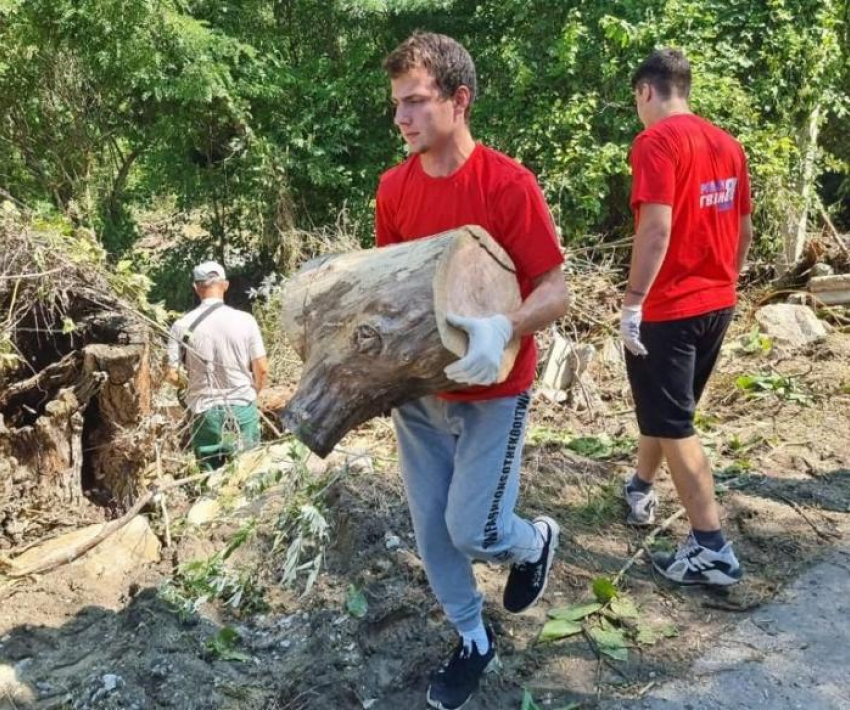  В Анапском районе расчищают водоёмы, дома и восстанавливают дороги