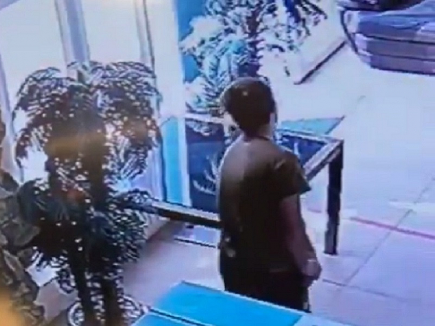Полиция Анапы выложила видео с моментом кражи мобильника из отеля