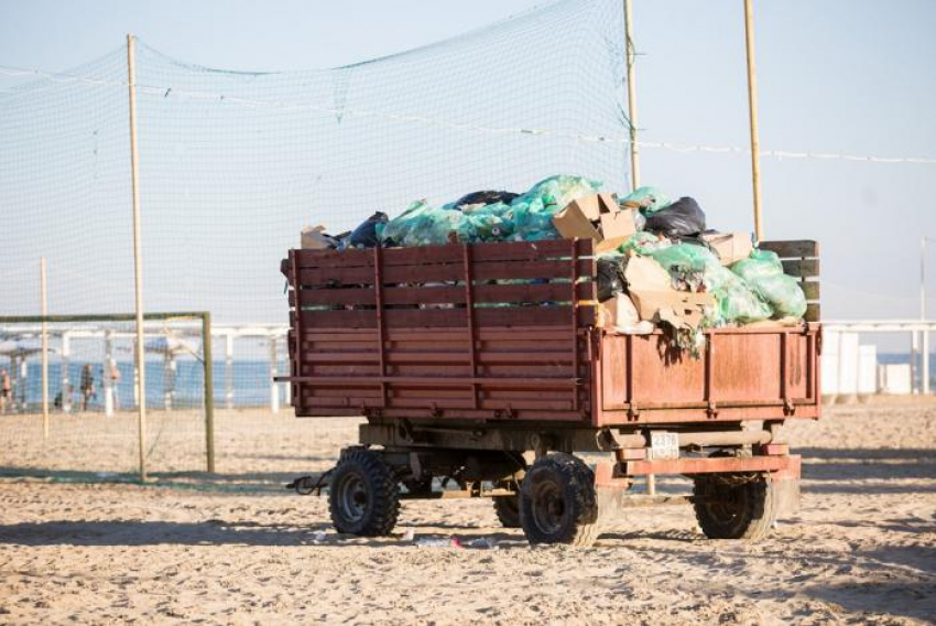 С пляжей Анапы ежедневно вывозят до 25 тонн мусора