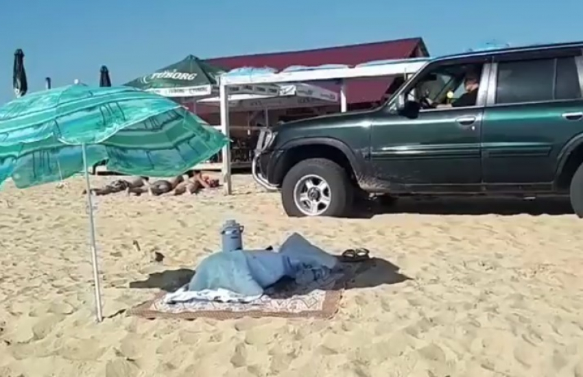 Внедорожник чуть не переехал детей, отдыхающих на пляже под Анапой