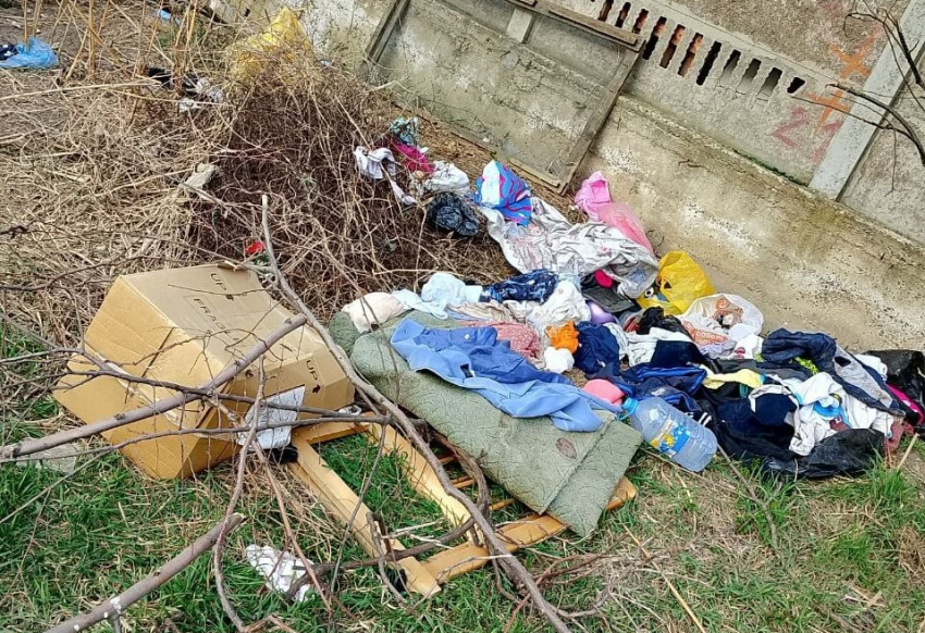 Жители Анапы пожаловались на стихийную свалку и небезопасный участок