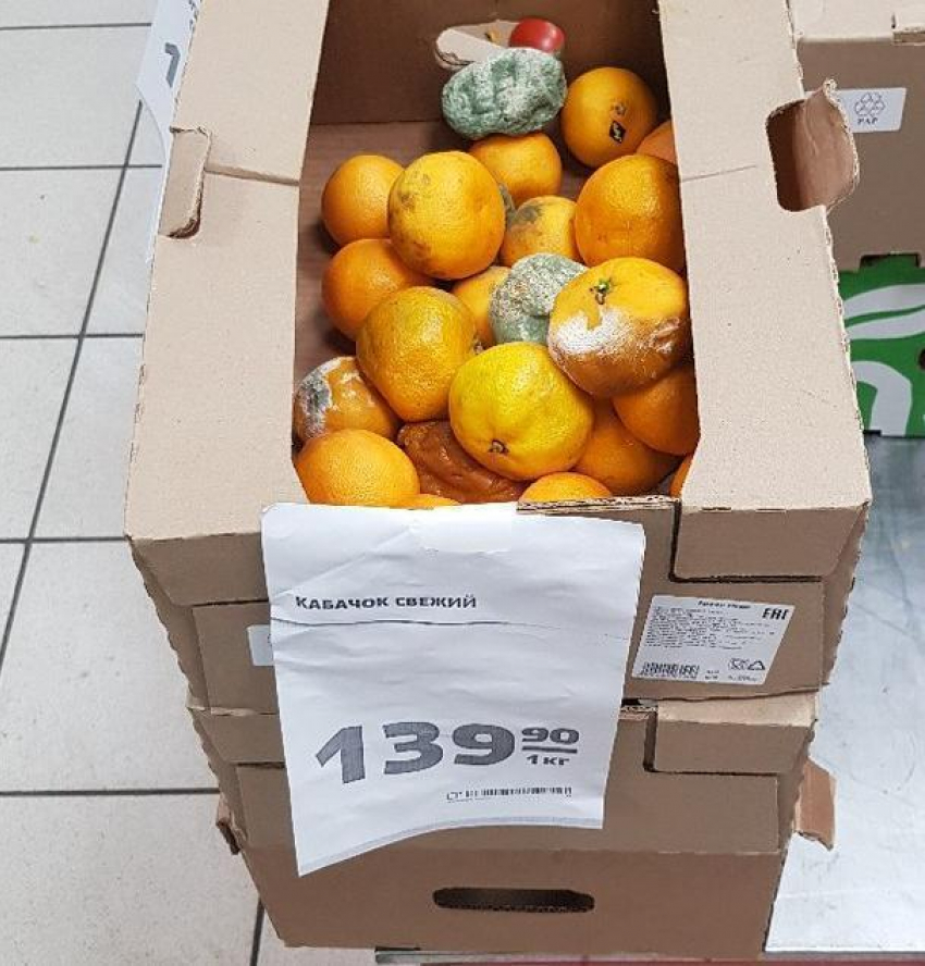 Фотофакт: вместо свежих кабачков анапчанам продают мандарины с плесенью