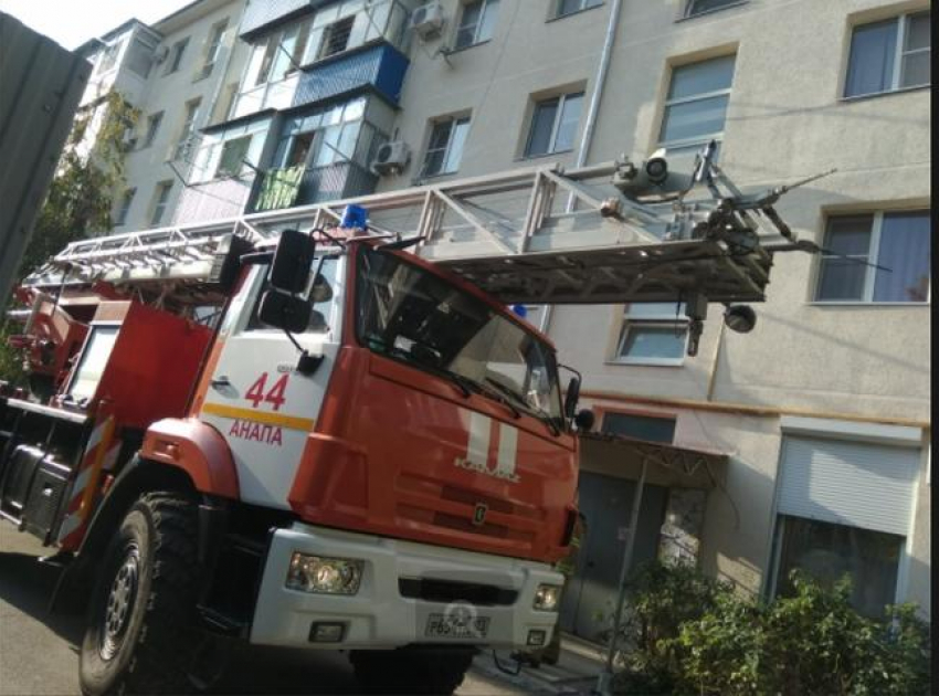 На вызов в многоквартирном доме  приехали 19 пожарных и автолестница из Новороссийска