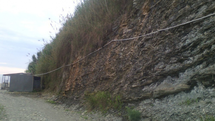 Скалы Высокого берега Анапы изуродованы проводами