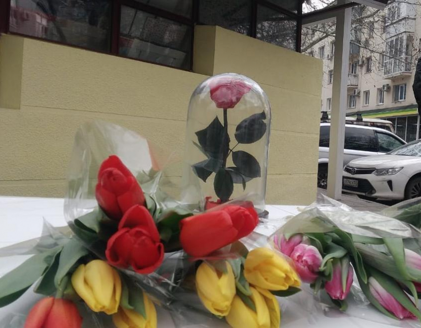 Подари жене букет сроком годности в 5 лет - в Анапе начался цветочный бум к 8 Марта