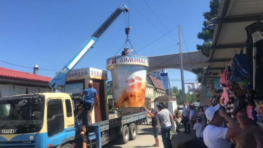 В Анапе с улиц курорта увозят незаконные киоски реализации кваса 