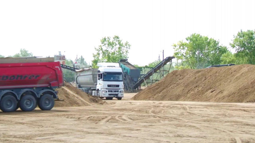 С пункта временного размещения в х. Воскресенском Анапы остается вывезти 5 тыс. тонн замазученного грунта