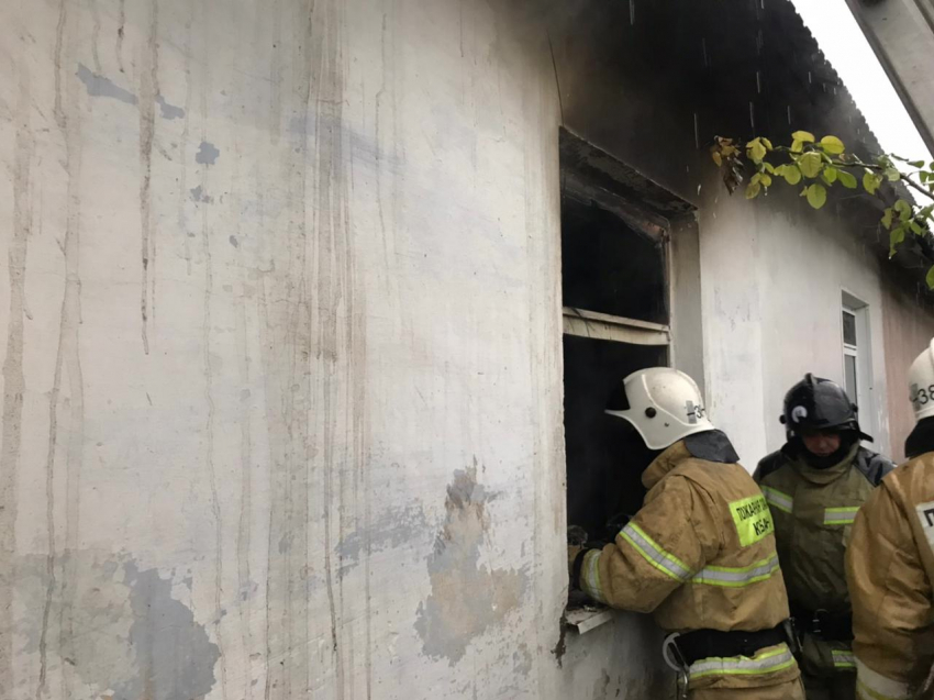 В Пятихатках под Анапой сгорел дом: 8 человек эвакуированы, имущество уничтожено