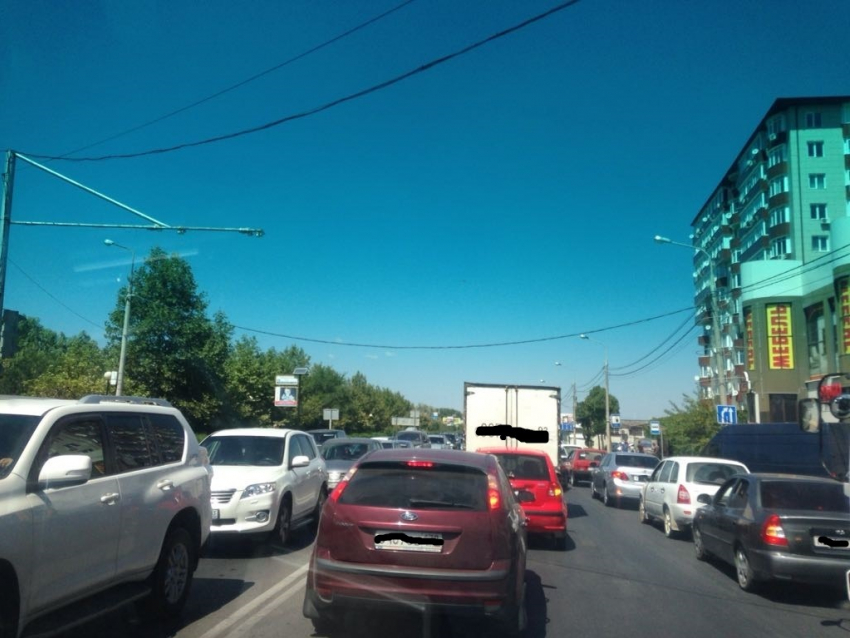 Неработающий светофор на перекрёстке в Анапе привёл к транспортному коллапсу