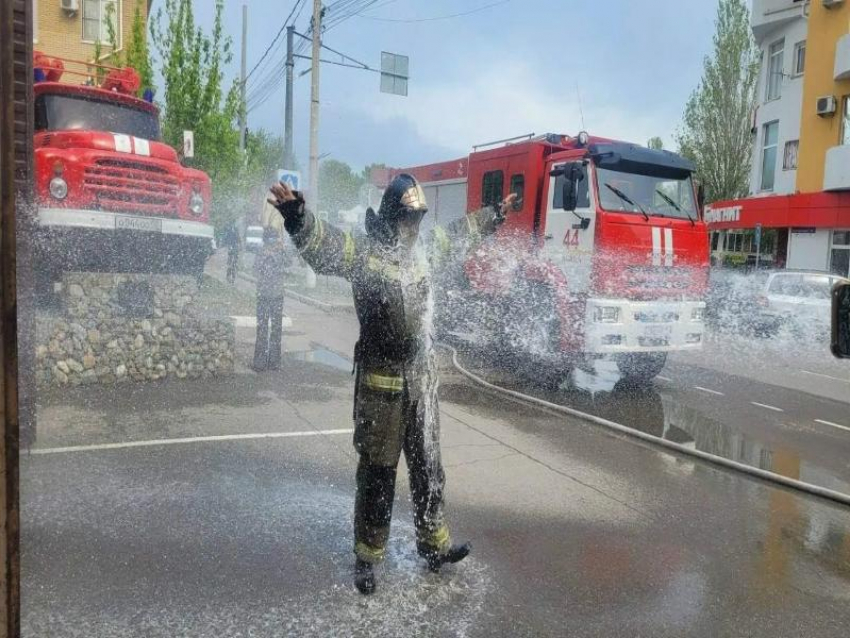 В Анапе огнеборцу устроили «мокрые» проводы на пенсию после 21 года службы