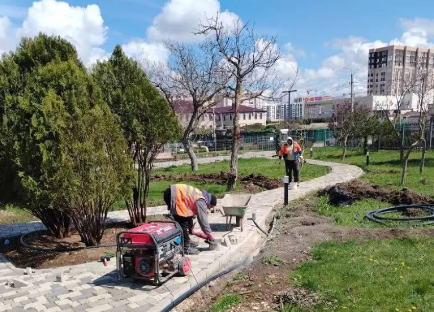 В Анапе продолжается благоустройство общественных территорий и мемориалов