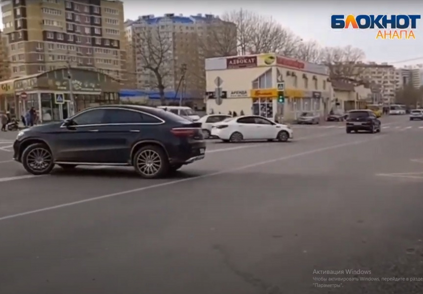 Полиция Анапы нашла водителя Mercedes, развернувшегося через сплошную
