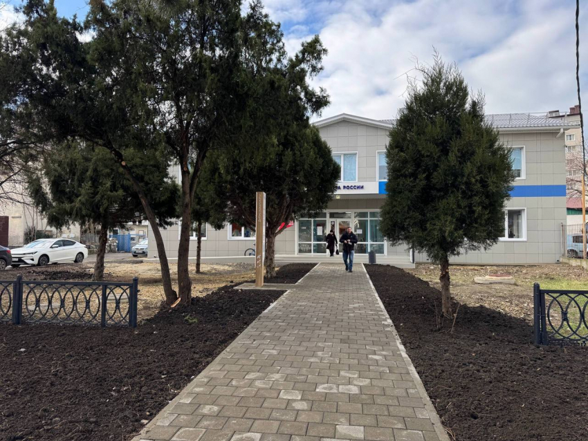 В Анапе обустроили входную зону у городского Кадрового центра