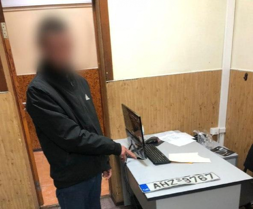В Анапе мужчина воровал автомобильные номера и обещал вернуть их за вознаграждение
