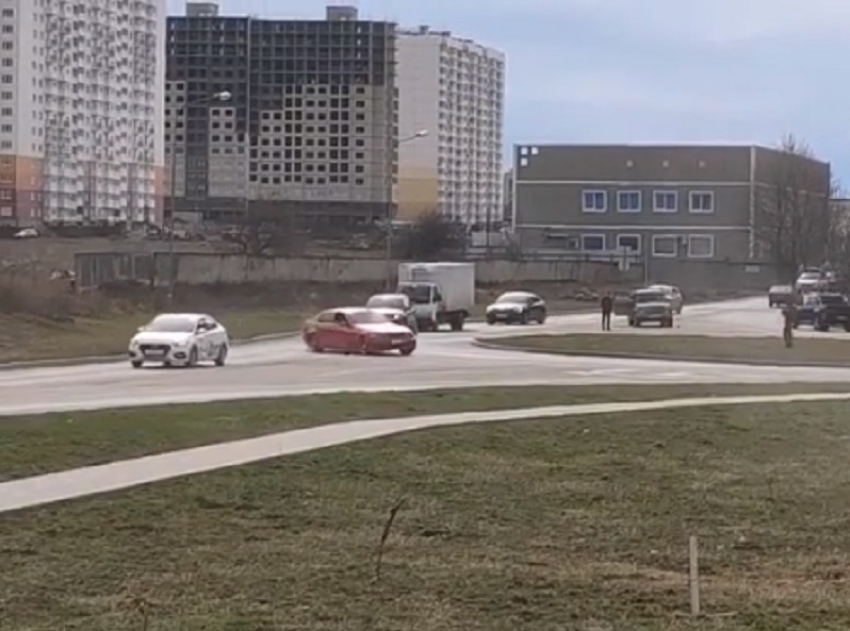 Водитель BMW устроил опасный дрифт на кольцевой дороге в Анапе. Видео