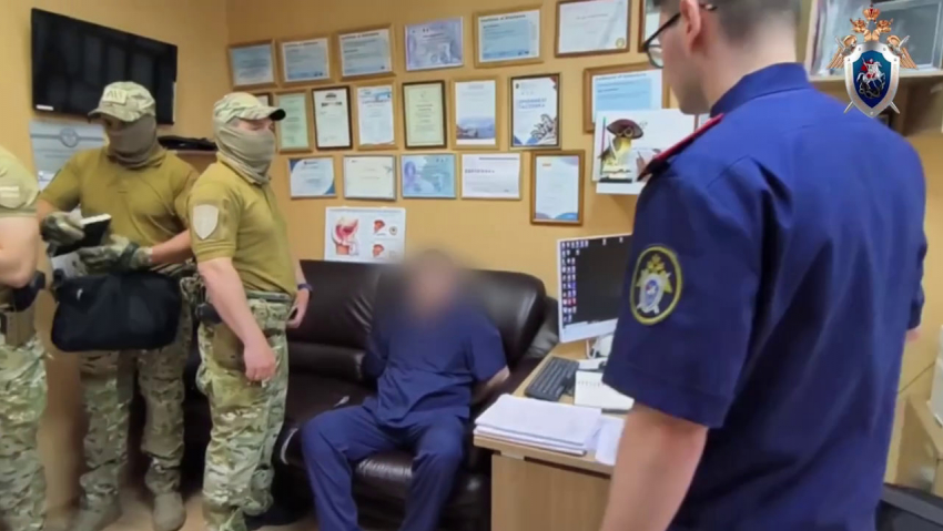 В Краснодаре следователи СК задержали заведующего отделением медучреждения за взятку