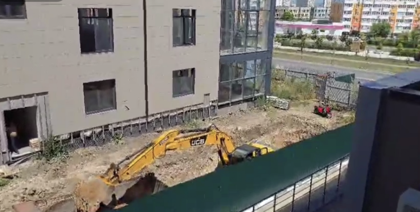 Жители ЖК в Анапе пожаловались на котлован у фундамента дома