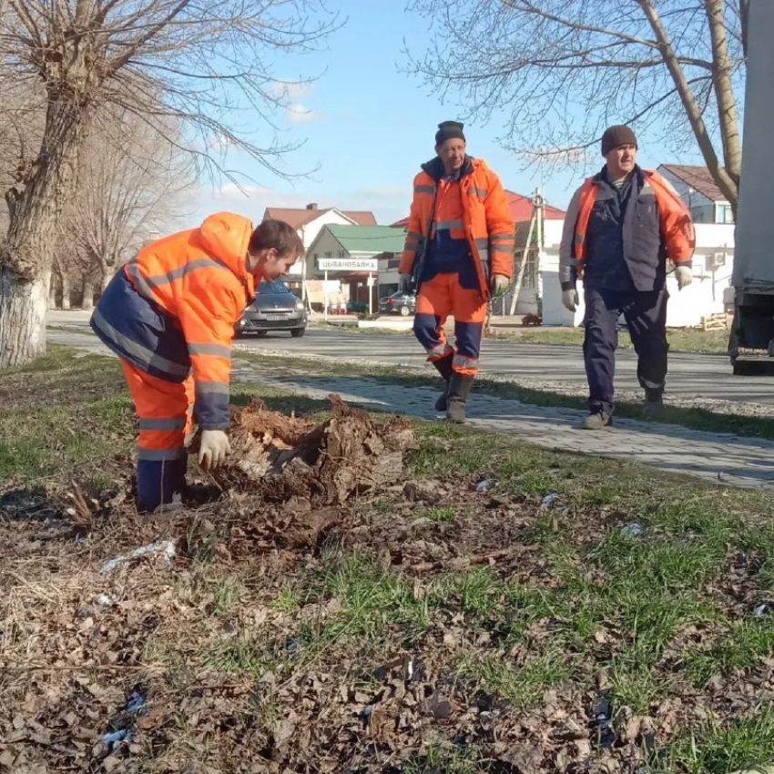 В Цибанобалке и Витязево анапские коммунальщики наводят порядок после зимы