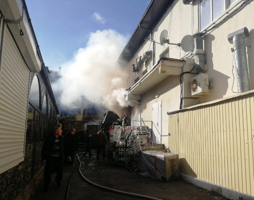 В Анапе произошли два пожара, а под Джигинкой - массовое ДТП