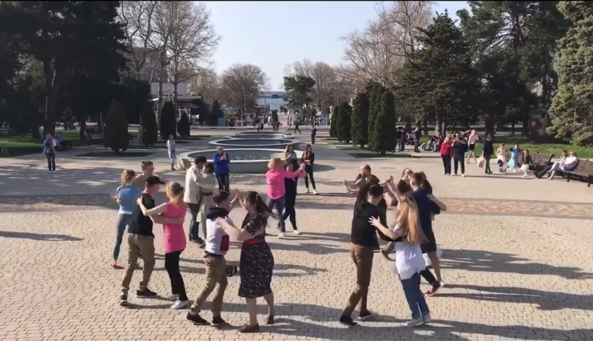 Анапчане устроили «жаркие» танцы на площади перед администрацией курорта