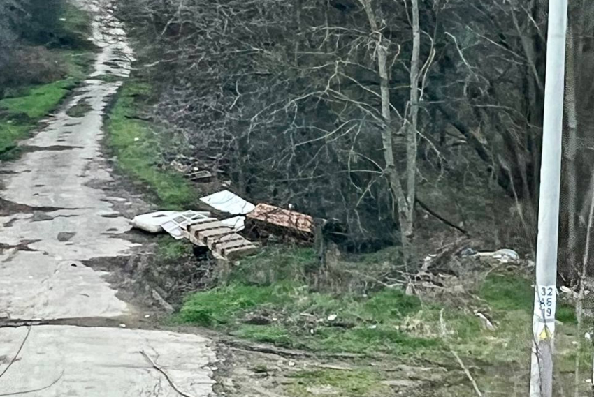 Жители просят навести порядок вдоль железной дороги к станции Анапа