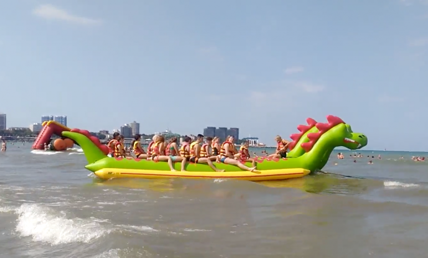 В Анапе появился новый водный аттракцион: морской дракон катает туристов