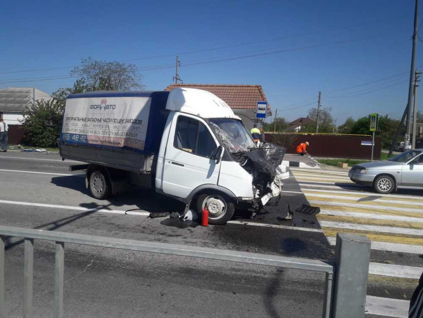 Жёсткое ДТП в Виноградном под Анапой: «Газель» столкнулась с «Камазом"