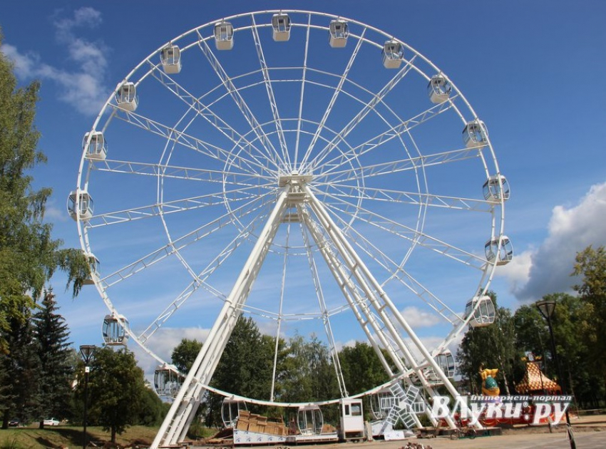 Анапская компания монтирует «Чертово колесо» в Великих Луках