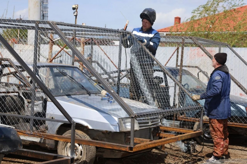 Под Анапой волонтёры готовят десятки автомобилей для отправки в зону СВО