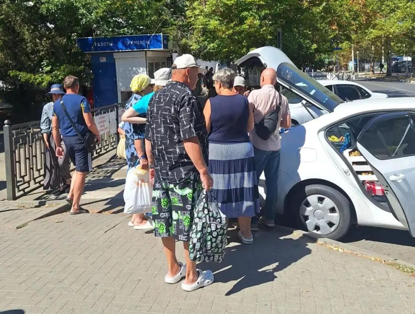 В Анапе наказали мужчину за торговлю прямо с машины на тротуаре