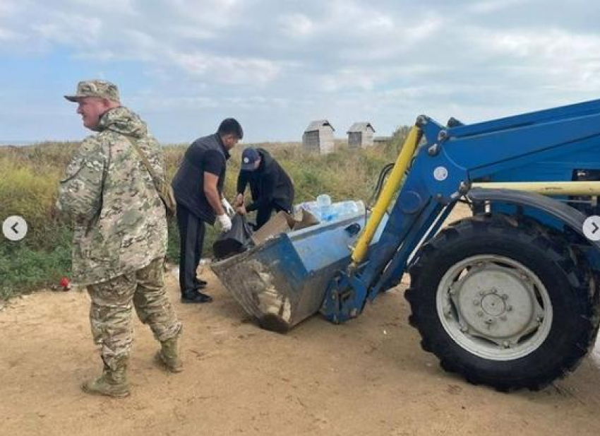 С Бугазской косы под Анапой вывезли более 30 кубометров мусора