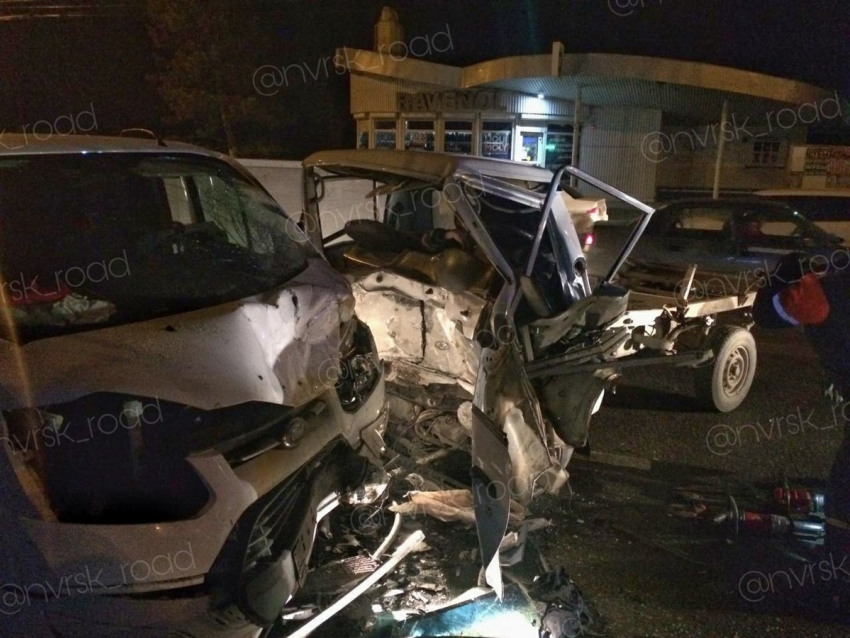 Лобовое столкновение на Анапском шоссе: микроавтобус снёс грузовику кузов