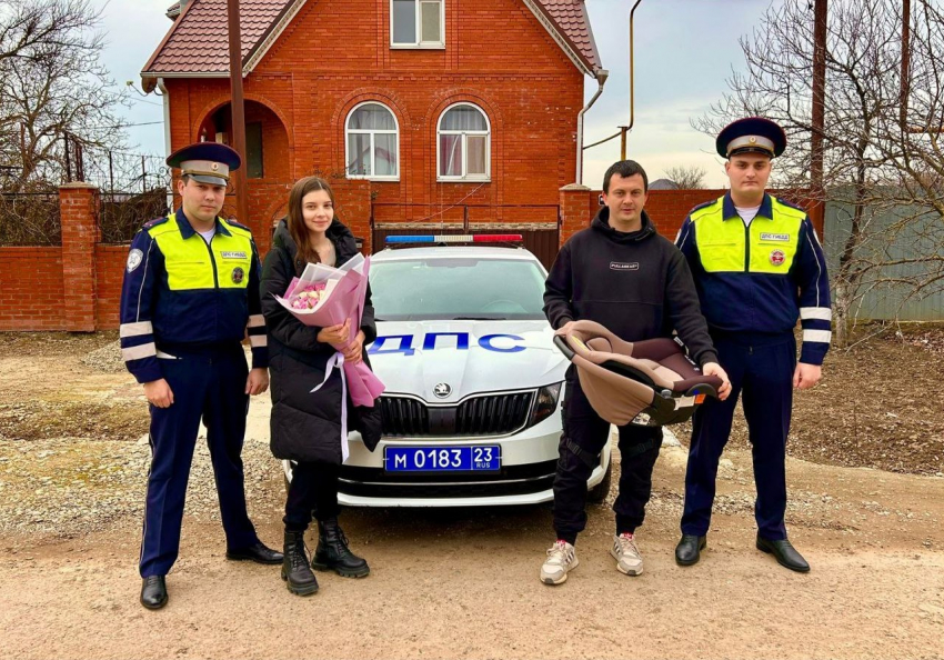 Волшебники в погонах: госавтоинспекторы сопроводили роженицу в Анапу и сделали подарок родителям 