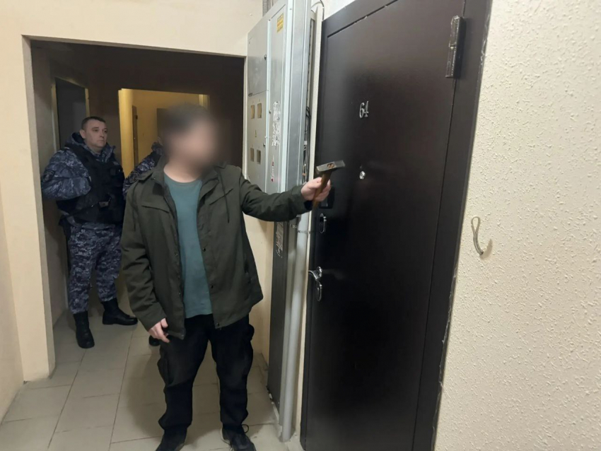 В Анапе мужчина разгромил дверь соседа молотком