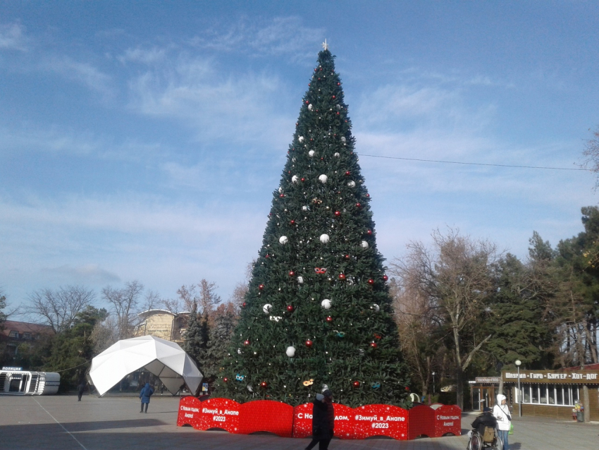 На Театральной площади Анапы установили и украсили главную городскую ёлку