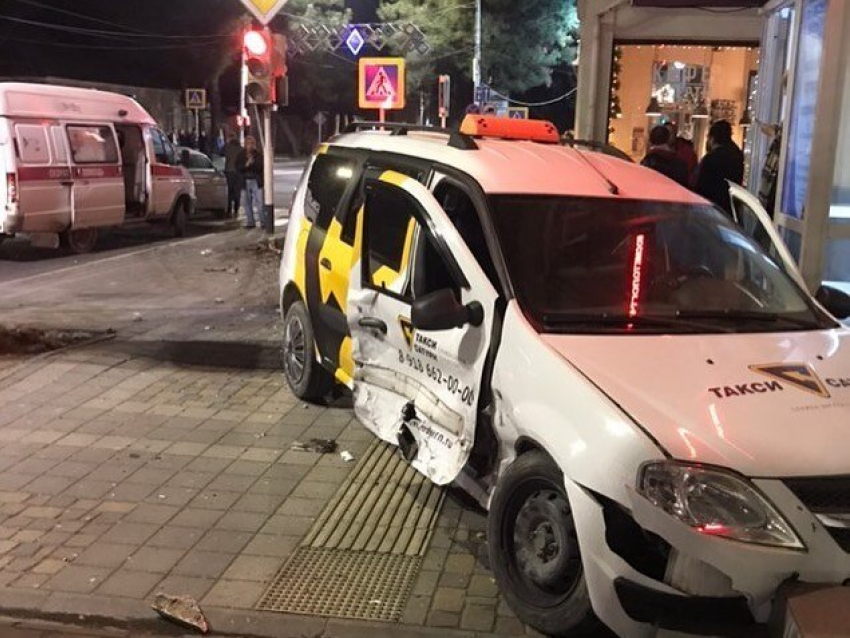 В Анапе в результате ДТП такси вылетело на тротуар и врезалось в дом