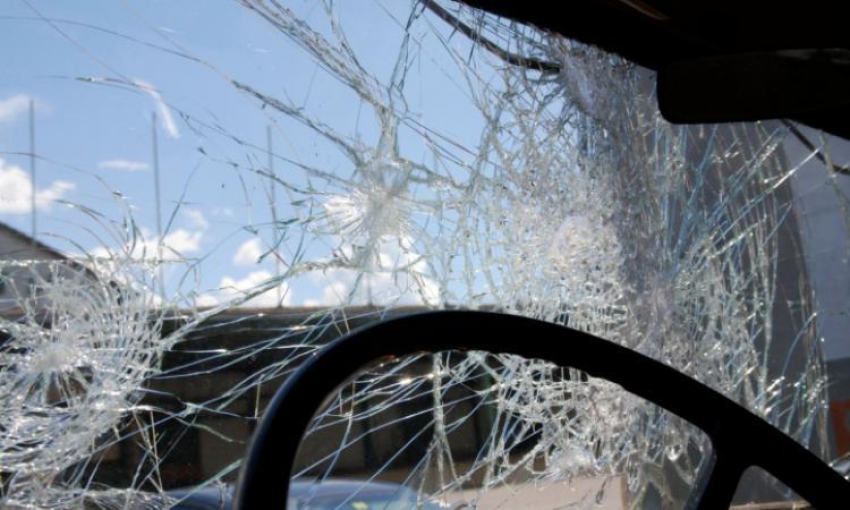 По предварительным данным на Анапском шоссе тяжелая авария: столкнулись сразу четыре авто