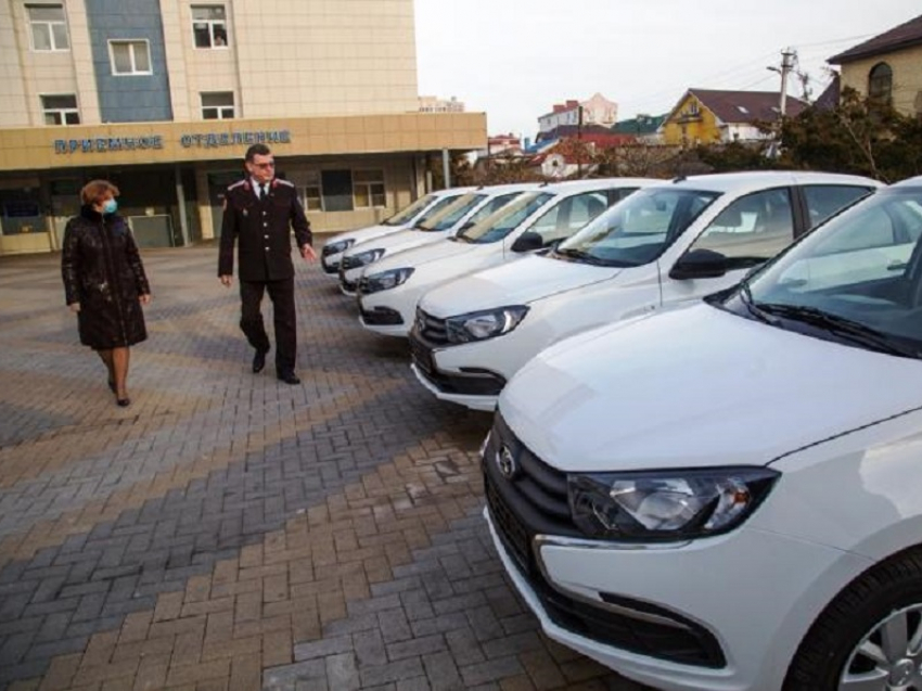 Городская больница Анапы получила 5 новых автомобилей