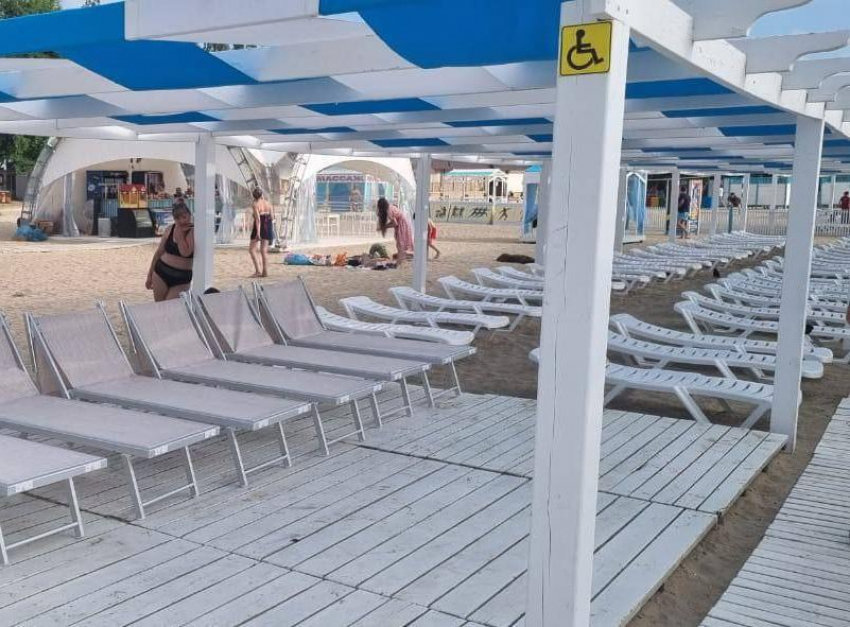 На Центральном пляже Анапы оборудовали зоны для людей с ограниченными возможностями