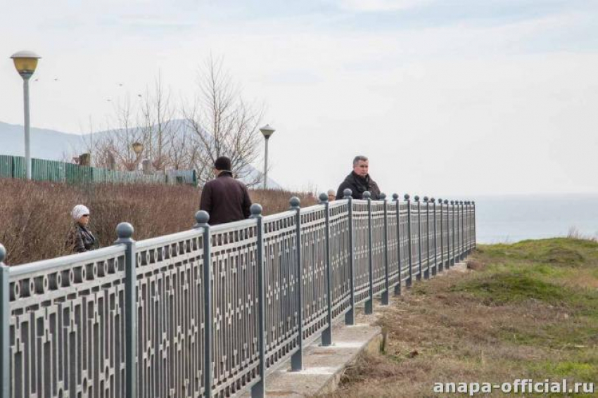 В Анапе установили уже 120 метров нового антивандального ограждения на набережной 
