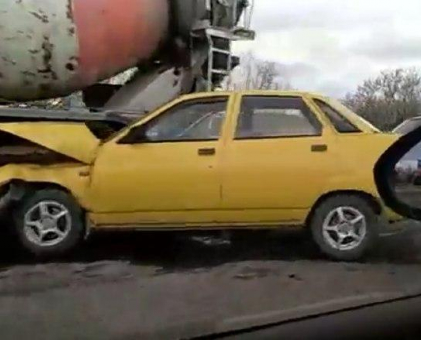 В Анапе «Лада» врезалась в бетономешалку