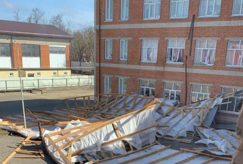 В Анапе ураган валит деревья, а в Тамани снесло крышу со школы
