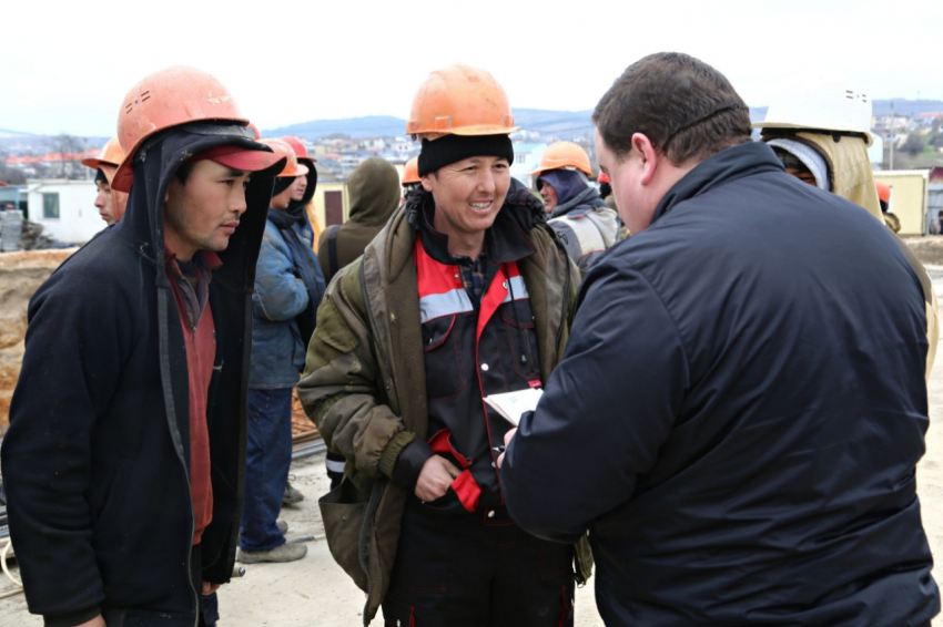 Сотрудники ФСБ выявили более 50 мигрантов на стройках в Анапе