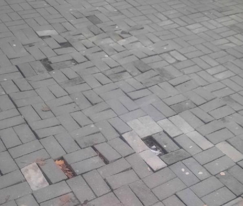 "Вся Анапа в ямах": читатели «Блокнота» возмущены разбитыми тротуарами в городе