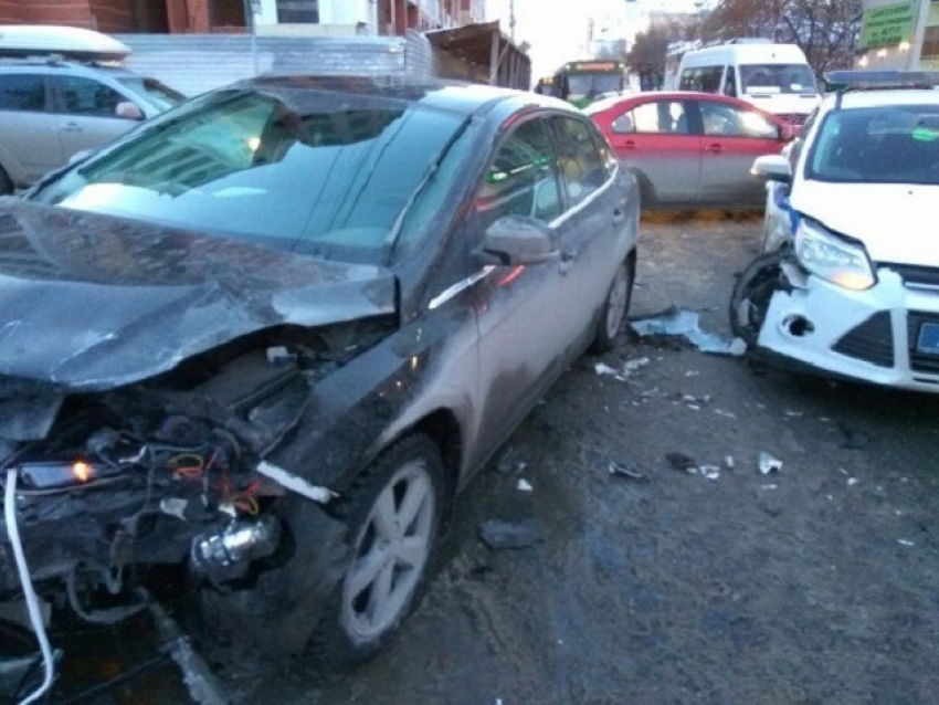 На трассе рядом с Анапой в результате аварии у «Форда» снесло половину кузова