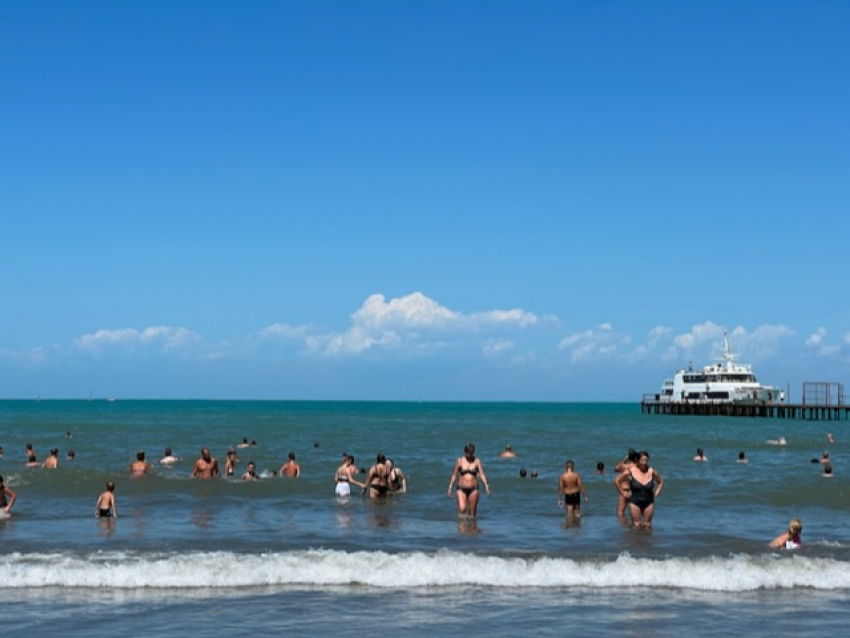 Все еще летнее море: жители и гости курорта не уходят с пляжей 